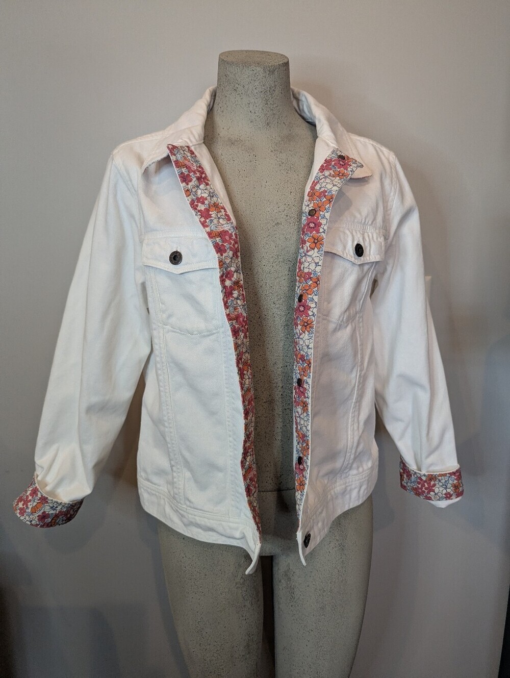 Vintage L.L Bean 100% Cotton white Denim Jacket With Floral Trim Size L Like New